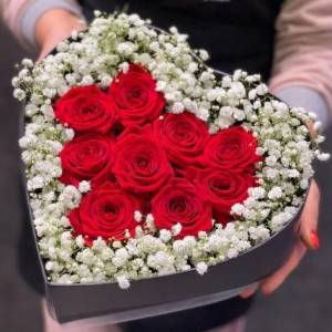 Коробка сердце красные розы и белая гипсофила R1385