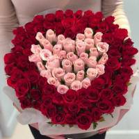 Коробка 101 красная и розовая роза в виде сердца R99
