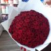 Букет 101 красная роза в белой крафт-бумаге R879