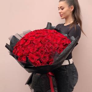 Большой букет 101 красная роза с темным оформлением R882