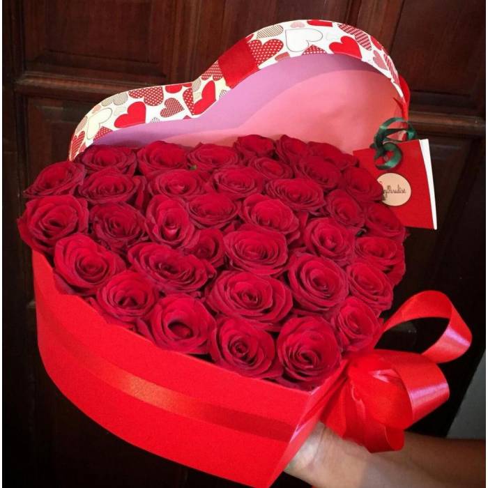 29 красных роз в коробке сердце R841