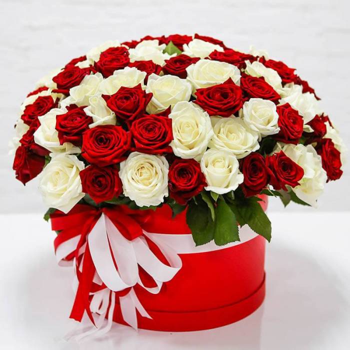 51 роза микс (красные и белые) с оформлением в коробке R2246
