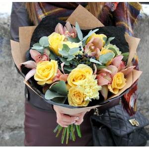 Сборный букет с орхидеями и желтыми розами R1225