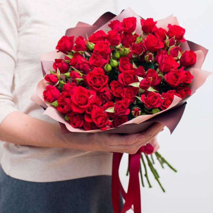 Букет 15 красных кустовых роз с упаковкой R418