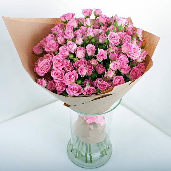 Букет 15 розовых кустовых роз с крафтом R529