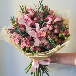 Сборный букет орхидеи и кустовая роза R639
